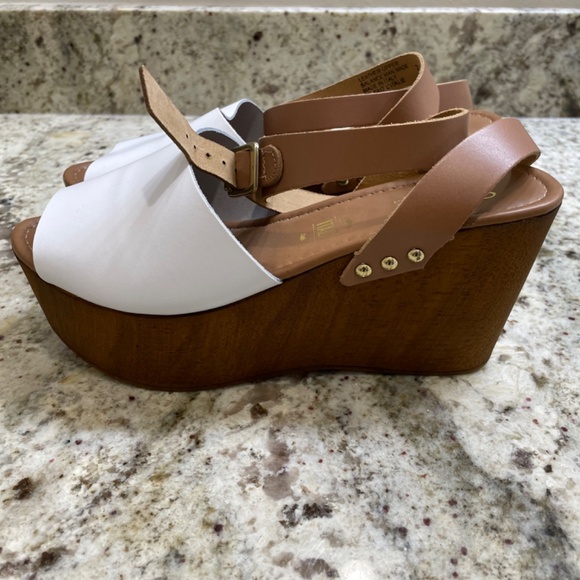 NWOT Seychelles White / Tan Platform Wedge (Size 7) - Picture 4 of 6
